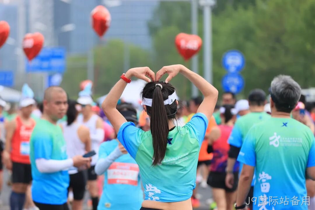全球首个,人形机器人“跑团”在亦庄!2025北京亦庄半程马拉松暨人形机器人半程马